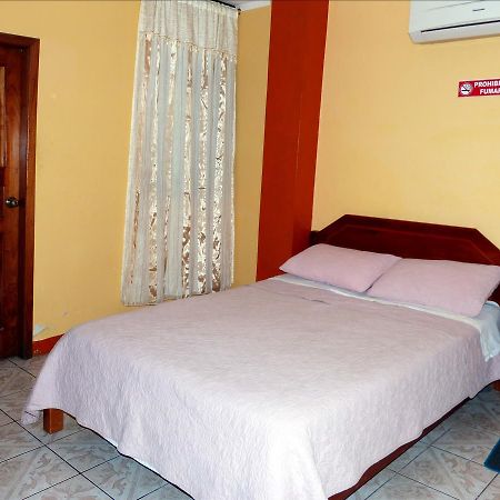 Hostal Leon Dormido Puerto Baquerizo Moreno Exterior photo
