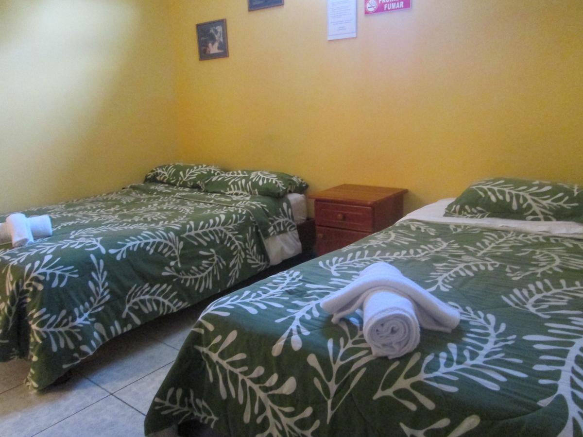 Hostal Leon Dormido Puerto Baquerizo Moreno Exterior photo