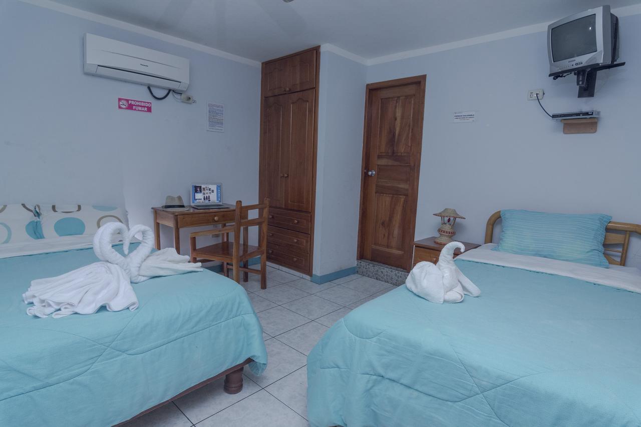 Hostal Leon Dormido Puerto Baquerizo Moreno Exterior photo